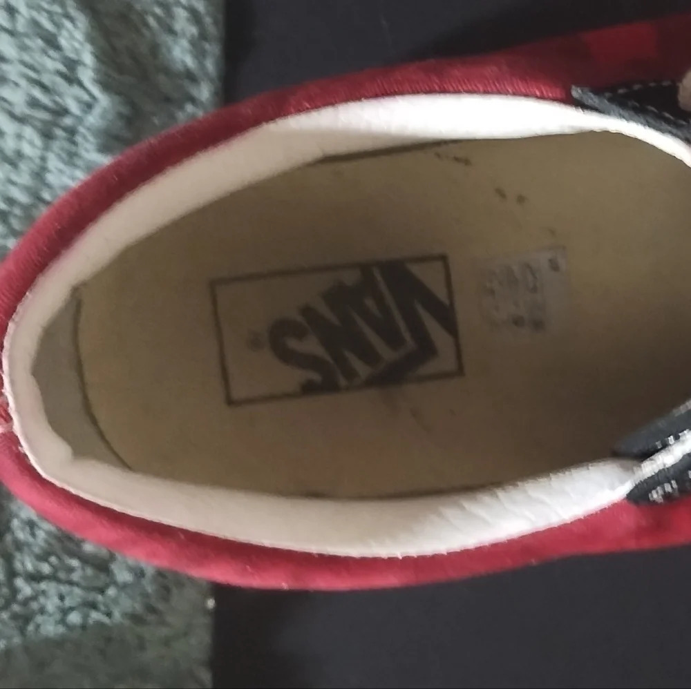 Vans with a graffiti flame colorway - Picture 2 of 12